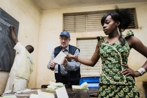 Louis Michel, chef de la mission européenne d’observation, dans un bureau de vote au Mali, en décembre 2013. © Ezequiel SCAGNETTI/REPORTERS-REA