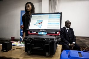 Expérimentation d’une machine à voter à Kinshasa, en février. © Source : JA