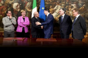 Le Premier ministre italien, Matteo Renzi, et Issad Rebrab officialisaient l’acquisition par Cevital des aciéries Lucchini au côté de l’ex-ministre du Développement économique, Federica Guidi, et du président de la région de Toscane, Enrico Rossi, au palais Chigi, à Rome (Italie), le 9 décembre 2014 © Imagoeconomica – Chigi