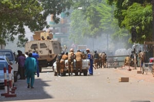 Des soldats burkinabè à proximité de l’état-major, pendant l’attaque terroriste du 2 mars 2018 à Ouagadougou. © Hippolyte Sama pour JA