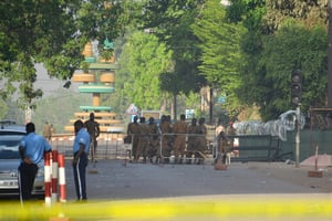 Des militaires sont postés devant le quartier général des forces armées à Ouagadougou, le 3 mars 2018 © AFP / Ahmed OUOBA