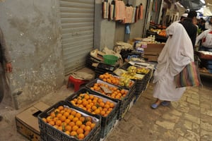 En Algérie, de nombreux consommateurs boudent des fruits et légumes de peur d’être contaminés par le choléra. Ici, un marché dans les ruelles de la vielle ville de Ghardaia, en Algérie. © Sidali Djenidi pour JA