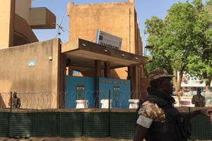 Des forces de sécurité à l’extérieur de l’état-major général des armées à Ouagadougou, après la double attaque vendredi 2 mars d’assaillants jihadistes dans la capitale burkinabè (image d’illustration) © Ludivine Laniepce/AP/SIPA