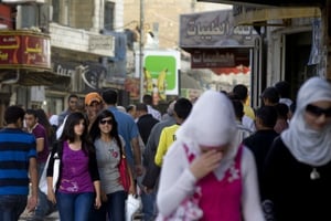Des femmes voilées et non voilées sur la place Al Manara à Ramallah (Palestine), le 13 octobre 2010 (Photo d’illustration). © Olivier Fitoussi pour Jeune Afrique
