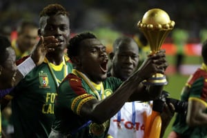 Les Lions indomptables du Cameroun célèbrent leur victoire à la CAN, le 5 février 2017, à Libreville, au Gabon. © Sunday Alamba/AP/SIPA