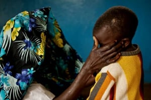 Une femme victime de viols de masse console son fils, le 20 février 2011 à Fizi, en RDC. © Pete Muller/AP/SIPA