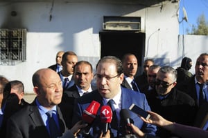 Le Premier ministre tunisien, Youssef Chehd, le 10 janvier 2018 à El Battan, devant un commissariat incendié lors des émeutes du début d’année. © Hatem Ben Amor/AP/SIPA