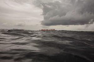 Une embarcation de migrants et de réfugiés attend d’être secourue en mer Méditerranée, en février 2018 (image d’illustration). © Olmo Calvo/AP/SIPA