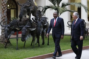 Le président kényan Uhuru Kenyatta accompagné du Secrétaire d’État américain Rex Tillerson, le 9 mars 2018 à Nairobi. © Jonathan Ernst/AP/SIPA