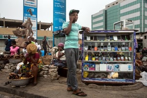 Un vendeur de téléphone à Cotonou. © Gwenn Dubourthoumieu pour Jeune Afrique