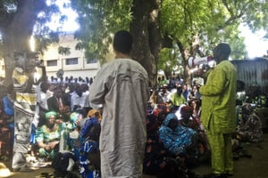Michel Barka, président de l’Union des syndicats du Tchad (UST), s’adresse aux militants lors d’une assemblée générale de l’UST devant la Bourse du Travail, à N’Djamena, en septembre 2012. © Abdel Nasser Garboa (pour JA)