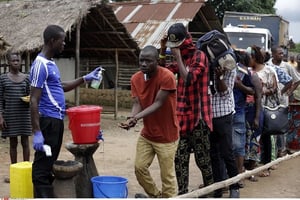 Levée de la quarantaine du village de Massessehbeh (Sierra Leone), suite à l’épidémie d’Ebola. 12 août 2015. © Sunday Alamba/AP/SIPA