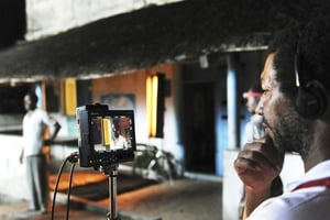 Le réalisateur Philippe Lacôte tournant avec Isaach de Bankolé son film Run, en août 2013, à Abidjan. © sia kambou/AFP