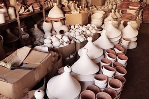 Dans l’atelier du potier Ahmed Serghini, à Safi, au Maroc. L’artiste est le représentant  d’une famille de potiers installée depuis sept générations dans la région. © Nicolas Michel