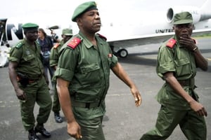 Le général Didier Etumba avec des soldats congolais à son arrivée à l’aéroport de Goma, en République démocratique du Congo, le 25 janvier 2009. © WALTER ASTRADA/AFP