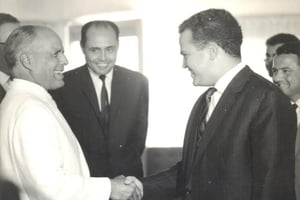 Mohamed Sayah (à droite) salue le président Habib Bourguiba (à gauche). © Wikimedia Commons