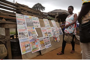 Une vendeuse de journaux à Abidjan, en novembre 2015. © Schalk van Zuydam/AP/SIPA