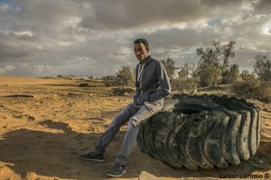 Tsefazgi, un trentenaire diplômé de l’Université d’Asmara qui a fuit le service militaire érythréen, dans le centre de Holot en Israël. © Stefano Lorusso Salvatore