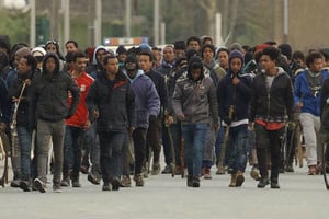 Une marche de migrants à Calais, le 1er février 2018. © AP/SIPA