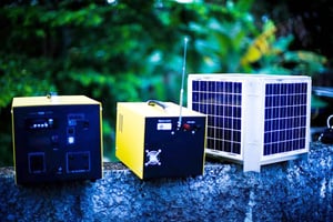 Cube photovoltaïque et onduleurs-batterie, avec radio, sorties 220 V et USB intégrées © Sanpi