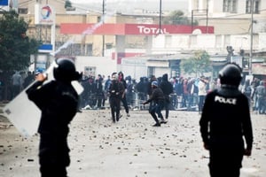 Affrontements entre manifestants et forces de l’ordre, à Tebourba, dans le nord de la Tunisie, le 9 janvier. © Fethi Belaid/AFP