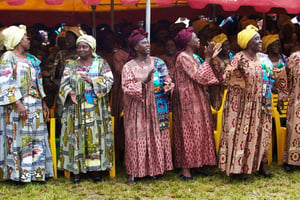 Femmes portant le kaba lors de la cérémonie du ngondo, au mois de décembre 2017. © Mahaux Charles/AGF/UIG via Getty Images