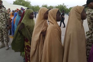 Les filles du lycée technique et scientifique de Dapchi, au Nigeria, montant à bord d’un avion militaire après leur libération, le 21 mars 2018. © Hamza Suleiman/AP/SIPA