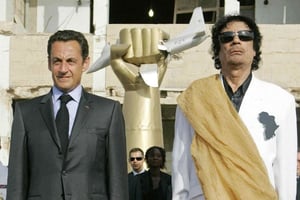 Nicolas Sarkozy et Mouammar Kadhafi, à Tripoli en juillet 2007. © Michel Euler/AP/SIPA