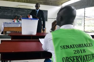 Un grand électeur dépose son bulletin dans l’urne à Cocody, un quartier d’Abidjan, le 24 mars 2018, lors des élections sénatoriales. © SIA KAMBOU / AFP