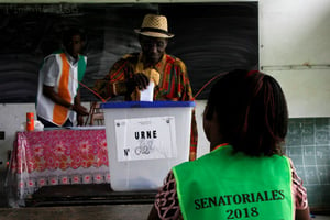 L’un des grands électeurs vote pour les sénatoriales, samedi 24 mars 2018 à Abidjan. © REUTERS/Luc Gnago