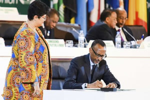 Paul Kagamé, le président rwandais et actuel président de l’Union africaine, lors de la signature de l’accord instituant la Zone de libre-échange continentale africaine, le 21 mars à Kigali. © Stringer/AP/SIPA