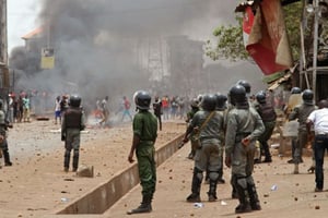 Affrontements entre forces de l’ordre et manifestants, en 2015, à Conakry. © Youssouf Bah/AP/SIPA