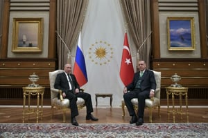 Le président russe Vladimir Poutine (gauche), et le président turc Recep Tayyip Erdogan posent pour une photo lors de leur rencontre au palais présidentiel d’Ankara (Turquie), le 11 décembre 2017 © Alexei Druzhinin/AP/SIPA