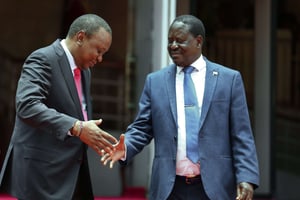 Le président kenyan Uhuru Kenyatta, à gauche, échange une poignée de main inattendue avec le leader de l’opposition Raila Odinga, à Nairobi, au Kenya, le 9 mars 2018. © Brian Inganga/AP/SIPA
