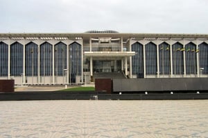 Le Palais Omar Bongo, siège du Sénat, à Libreville. © Wikimedia Commons