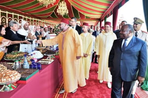 Le Roi Mohammed VI en compagnie du président gabonais Ali Bongo à Tanger, au Maroc, le 30 juillet 2017. © pdn/SIPA