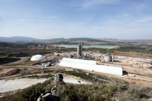 L’usine située au pied de Djebel Ressas, à une trentaine de kilomètres au sud-est de Tunis, produit 2,2 millions de tonnes de ciment par an. © Carthage Cement
