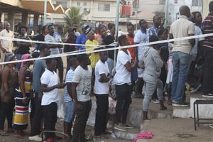 File d’attente lors du premier tour du scrutin, le 7 mars 2018, à Freetown. © Kabba Kargbo/AP/SIPA