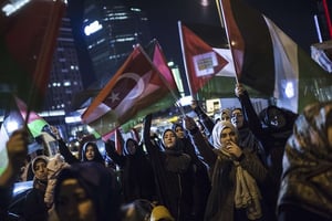 Manifestants agitant des drapeaux turcs et palestiniens devant le consulat israélien d’Istanbul, le 31 mars 2018. © Akin Celiktas/AP/SIPA