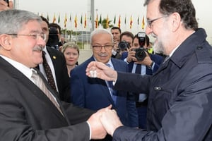 Le chef du gouvernement espagnol, Mariano Rajoy (à droite), a été reçu par son homologue algérien, Ahmed Ouyahia, mardi 3 avril 2018 à l’aéroport Houari Boumediène à Alger. © Site officiel de la Primature algérienne