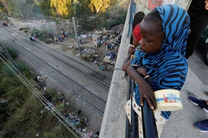 Une fillette, près d’un camp de fortune de migrants subsahariens, sous un pont de la banlieue d’Alger. © REUTERS/Zohra Bensemra