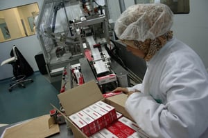 Conditionnement de médicaments dans un laboratoire tunisien © Ons Abid pour JA