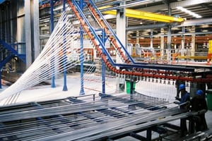 En 2017, la société a vendu 19	000 tonnes de profilés en aluminium. Ici, l’usine de Tanger. © Aluminium du Maroc