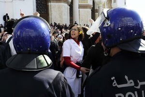 Manifestation d’internes devant la Grande Poste d’Alger, le 12 février. © SAMIR SID