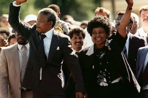 Nelson Mandela et sa femme Winnie, le jour de sa libération après 27 ans de détention le 11 février 1990.. © Greg English/AP/SIPA