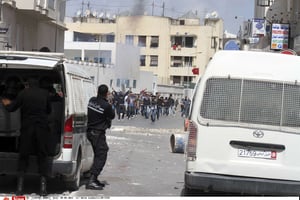Un policier tunisien lance une bouteille de gaz lacrymogène lors de la manifestation du 9 avril 2012, à Tunis. © AP Photo/Amine Landoulsi