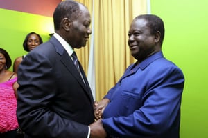 Alassane Ouattara et Henri Konan Bédié, à Abdijan le 2 décembre 2010, après que le premier fut déclaré vainqueur de la présidentielle. © REUTERS/Thierry Gouegnon
