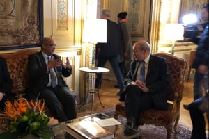 Abdelkader Messahel lors de sa rencontre avec Jean-Yves Le Drian, à Paris, lundi 9 avril. © Ministère algérien des Affaires étrangères/Twitter