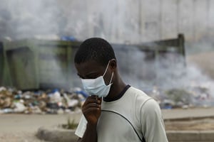 Le 16 avril 2011, dans le quartier d’Adjame à Abidjan, alors que les habitants brûlaient les corps des victimes pour éviter la propagation des maladies. © Rebecca Blackwell/AP/SIPA