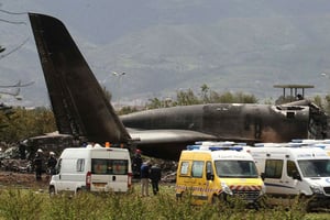 Sur le site du crash qui a fait 257 morts, près de Blida, en Algérie, le 11 avril 2018. © Anis Belghoul/AP/SIPA